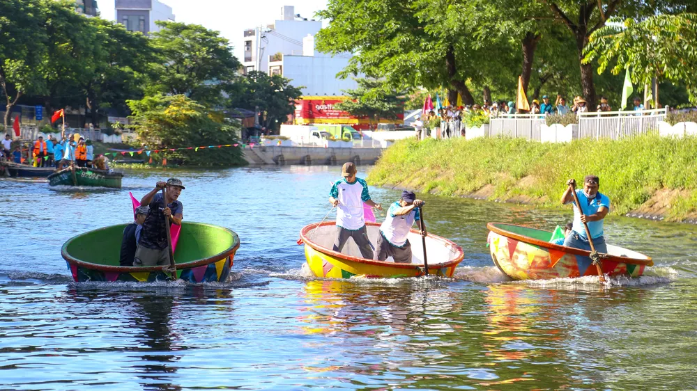 Giải đua thúng là một trong những nét đẹp văn hóa của người dân vùng sông nước. Ảnh: PHẠM NGA