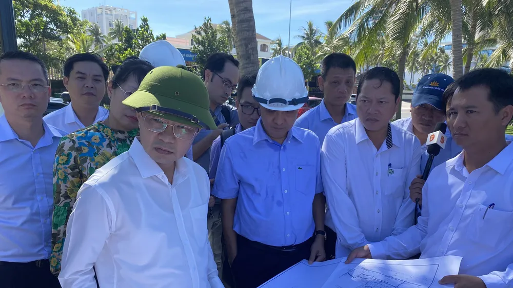 Bí thư Nguyễn Văn Quảng nghe báo cáo về việc thu gom, xử lý nước thải. Ảnh: PHẠM NGA