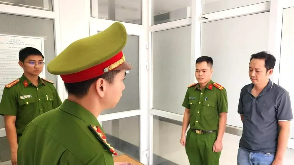 Cơ quan công an tống đạt quyết định khởi tố bị can đối với ông Học. Ảnh: CACC