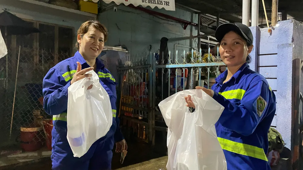 Niềm vui của những công nhân môi trường khi nhận được quà của nhóm "Đêm yêu thương" vào tối ngày 14-9 vừa qua