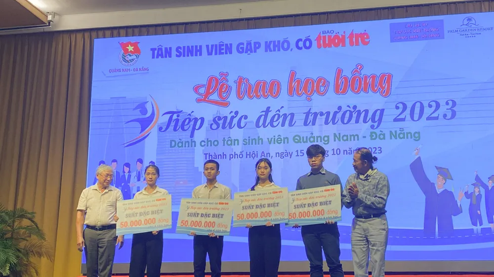 Trao 4 suất học bổng đặc biệt cho tân sinh viên