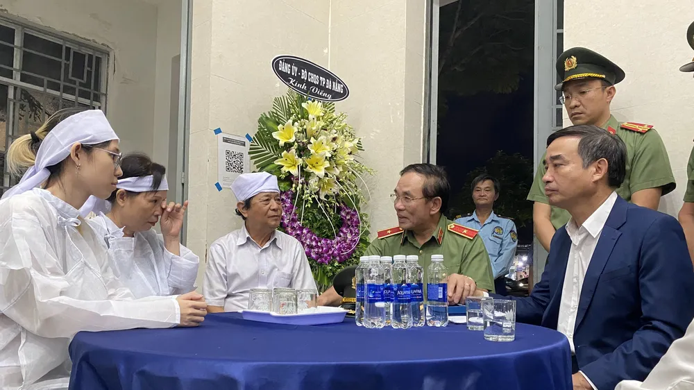  Chủ tịch UBND TP Đà Nẵng Lê Trung Chinh cùng Thiếu tướng Vũ Xuân Viên, Giám đốc Công an TP Đà Nẵng thăm hỏi gia đình bảo vệ T.M.T. Ảnh: PHẠM NGA