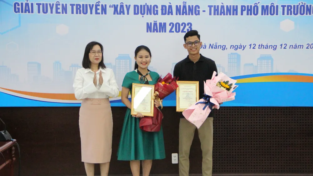 Ban tổ chức trao giải nhất cho các tác giả