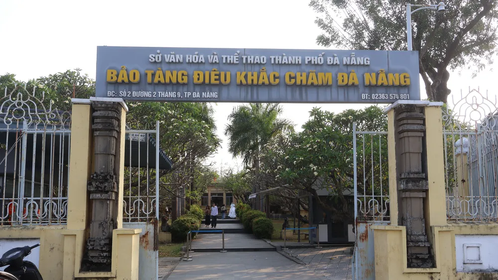 Với tuổi đời hơn 100 năm, Bảo tàng Điêu khắc Chăm Đà Nẵng là nơi quy tụ nhiều hiện vật điêu khắc Chăm được tìm thấy trong vùng Đà Nẵng, Quảng Nam và các tỉnh lân cận. Đặc biệt, hiện nay bảo tàng đang lưu giữ và trưng bày 9 bảo vật quốc gia