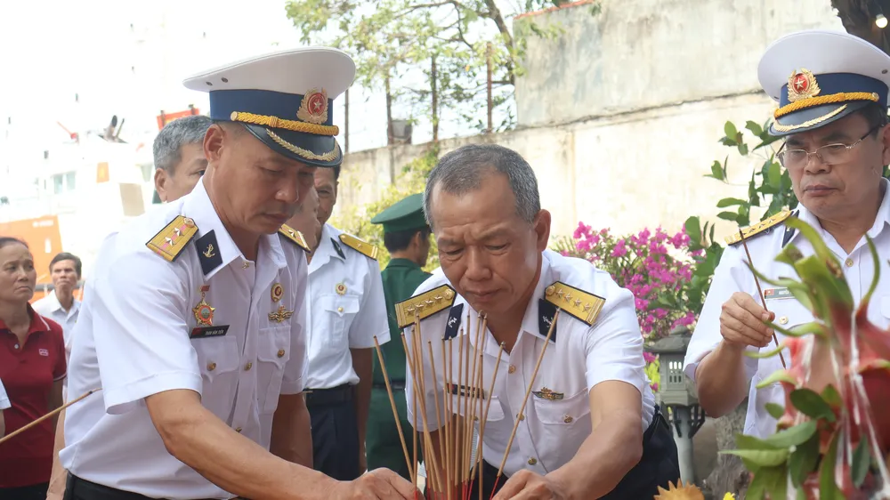 Dâng hương tưởng niệm 36 năm ngày hy sinh của các anh hùng liệt sĩ tại Gạc Ma