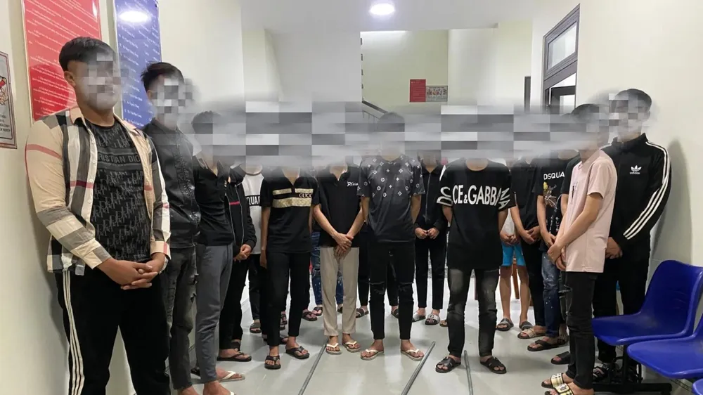 Các nhóm đối tượng thanh thiếu niên sử dụng hung khí để giải quyết mâu thuẫn. Ảnh: CACC