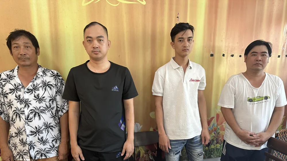 Các đối tượng Tuấn, Trung, Viễn, Phong. Ảnh: CACC