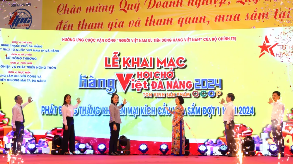 Các đại biểu thực hiện nghi thức khai mạc Hội chợ Hàng Việt Đà Nẵng 2024 - Tôn vinh sản phẩm OCOP