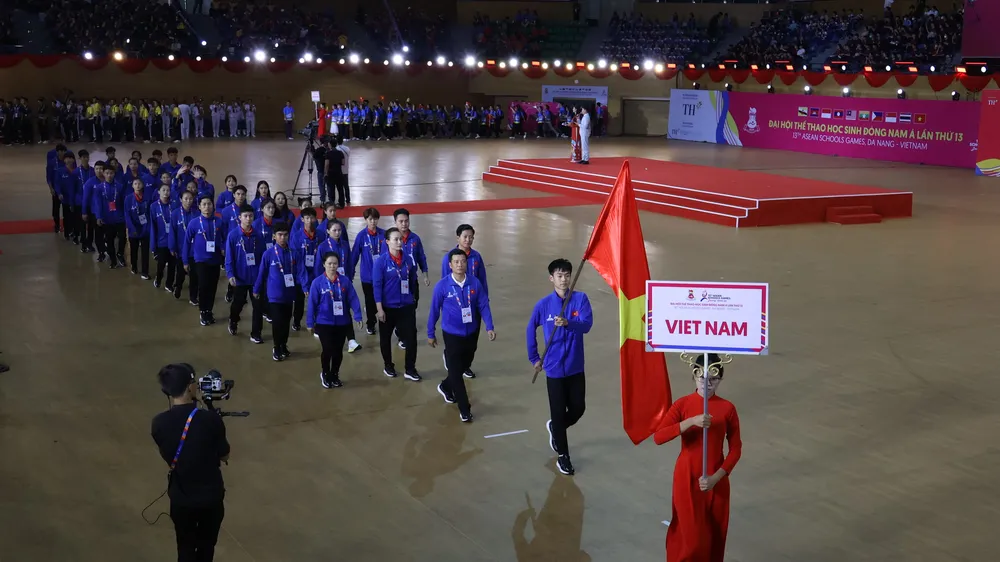 Đoàn thể thao học sinh Việt Nam diễu hành tại Lễ bế mạc
