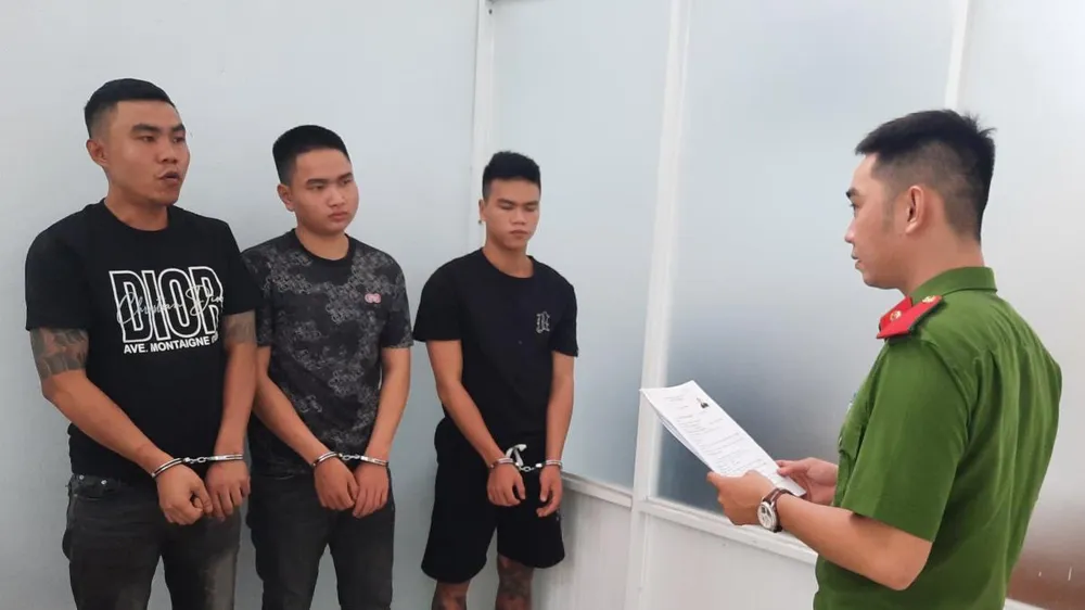 Các đối tượng bị bắt giữ khẩn cấp. Ảnh: CACC