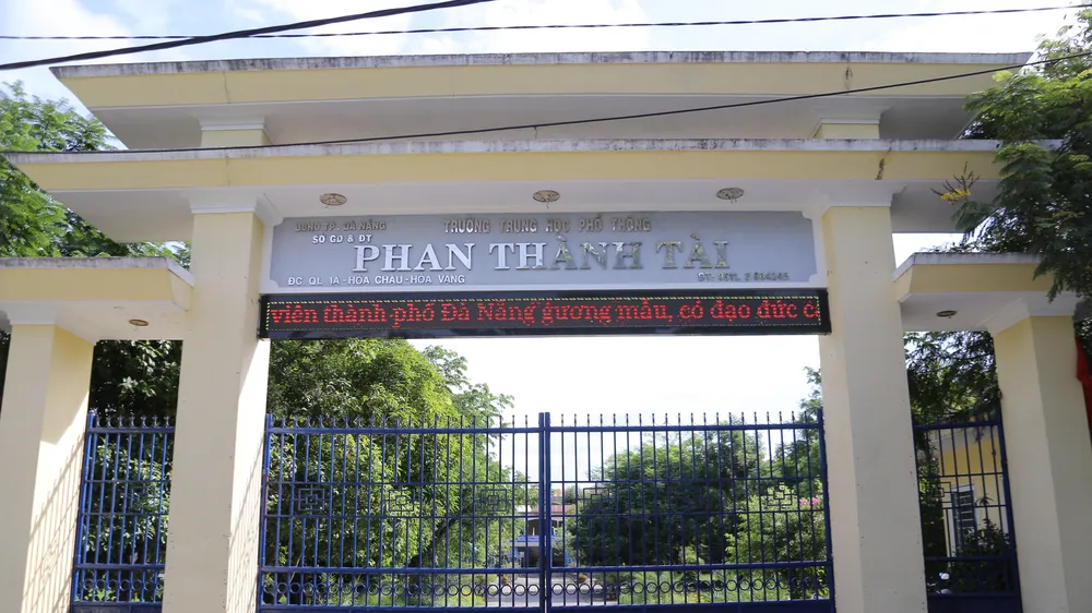 Trường THPT Phan Thành Tài nằm tại xã Hòa Châu, huyện Hòa Vang xây dựng năm 2002 với 4 khối nhà 2 tầng. Các hạng mục công trình nằm trong khuôn viên khu đất của trường có tổng diện tích khoảng 21.390 m2
