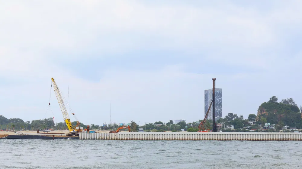 Khu vực kè của dự án KDL sinh thái Nam Ô ở phía đối diện bờ biển phường Hòa Hiệp Bắc