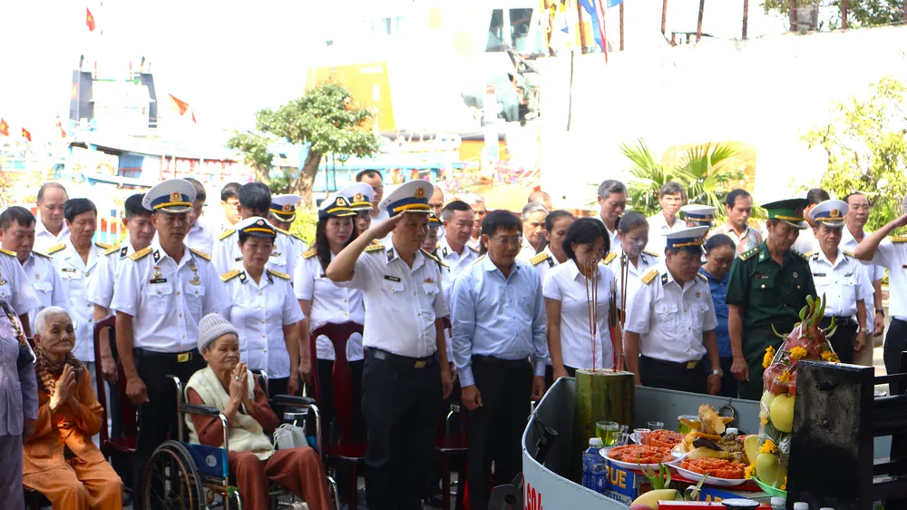 Buổi lễ được tổ chức trang nghiêm, đầm ấm, tri ân công lao của các Anh hùng, liệt sĩ đã hy sinh