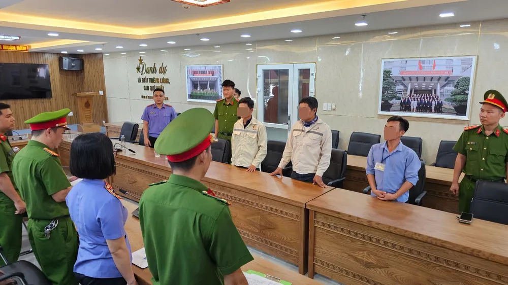 Cơ quan Cảnh sát điều tra Công an TP Đà Nẵng tống đạt quyết định khởi tố vụ án, khởi tố bị can 3 đối tượng. Ảnh: CACC