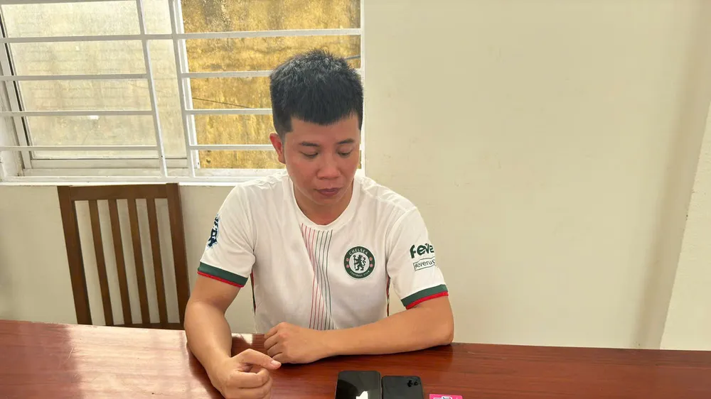 Đối tượng Nguyễn Ngọc Anh tại cơ quan điều tra. Ảnh: CACC