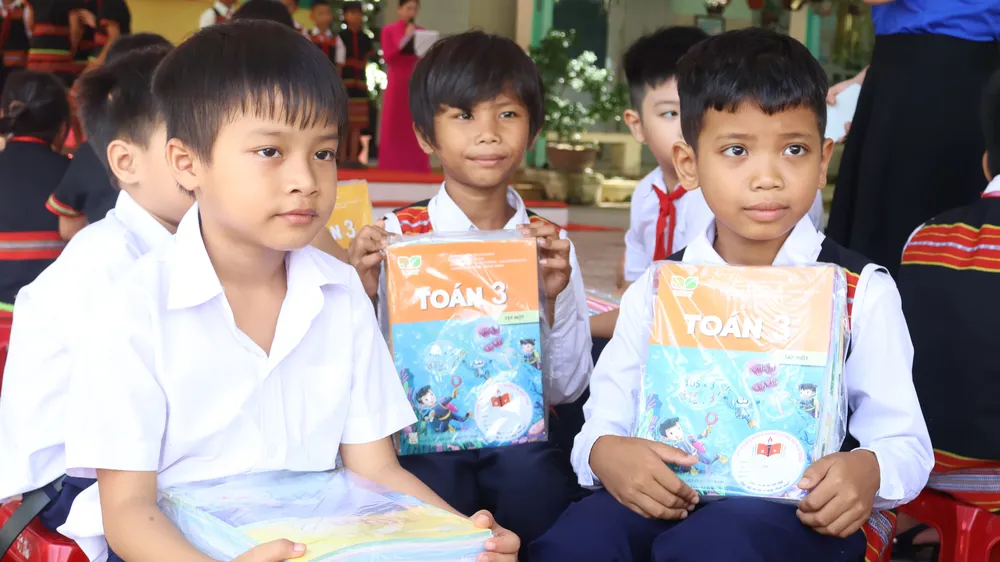 Tủ sách giáo khoa dùng chung xã Hòa Vang là mô hình ý nghĩa đối với nhà trường và các em học sinh