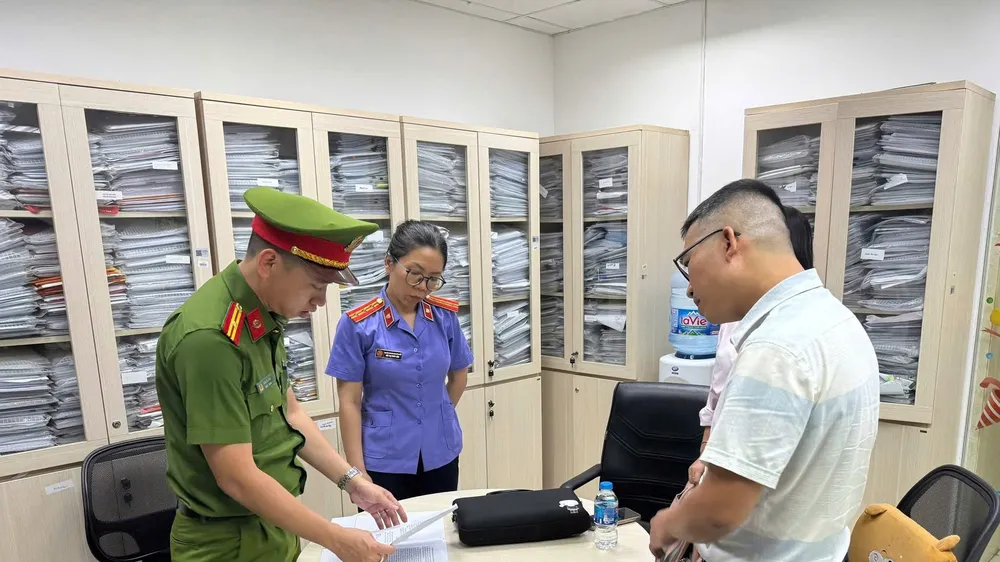 Cơ quan Cảnh sát điều tra - Công an TP Đà Nẵng đang thực hiện lệnh khám xét 