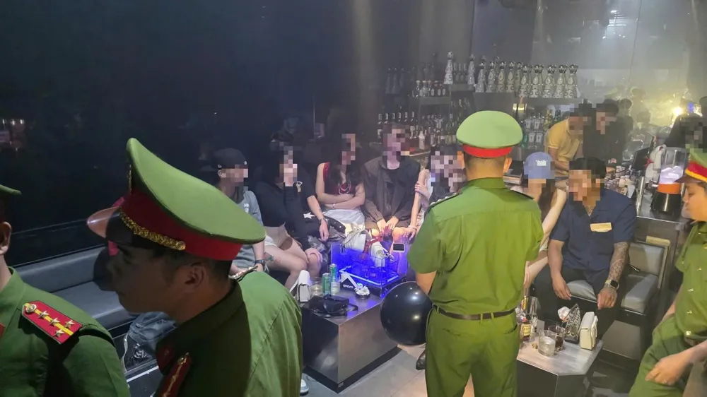 Công an phường Hải Châu kiểm tra quán pub E.D. Ảnh: CACC