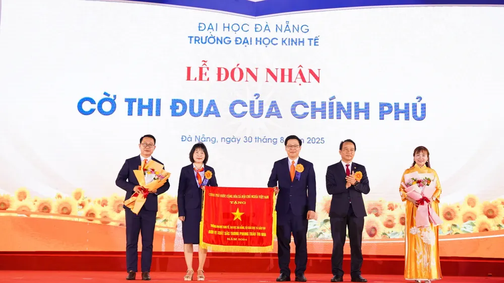 Trường Đại học Kinh tế – Đại học Đà Nẵng đón nhận cờ thi đua của Chính phủ nhân dịp kỷ niệm 50 năm xây dựng và phát triển