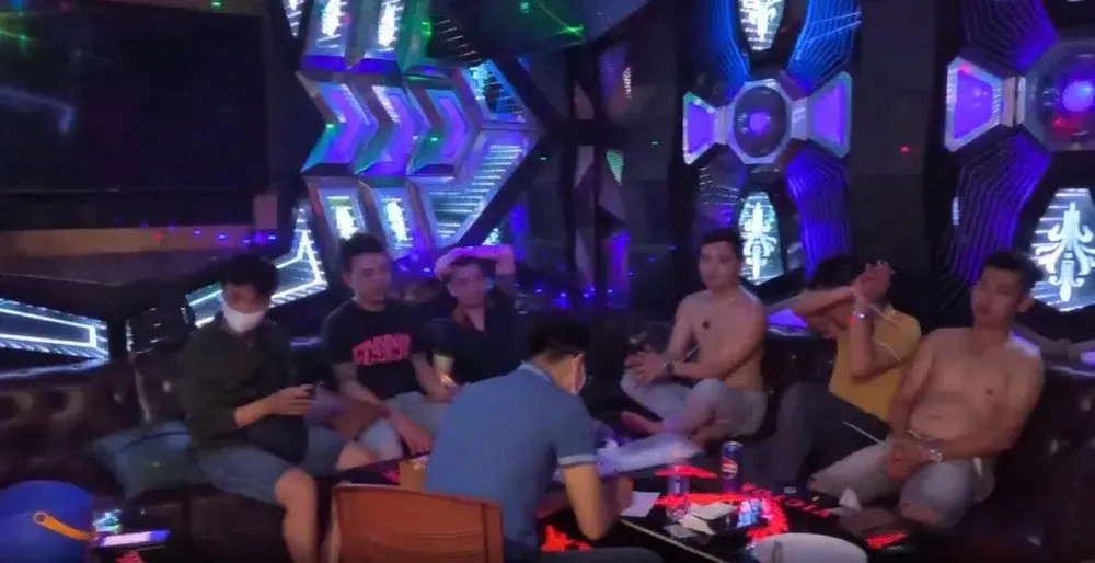 Bắt quả tang nhiều đối tượng phê ma túy trong quán karaoke