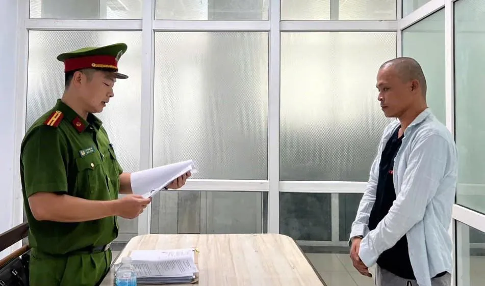 Cơ quan Cảnh sát điều tra Công an TP Đà Nẵng tống đạt các quyết định đối với Dương Bá Toàn. Ảnh: CACC 