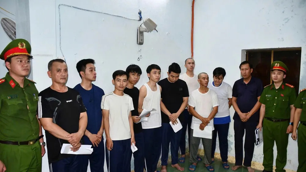 Bắt tạm giam 10 đối tượng trong đường dây buôn bán, vận chuyển hàng trăm bình khí cười