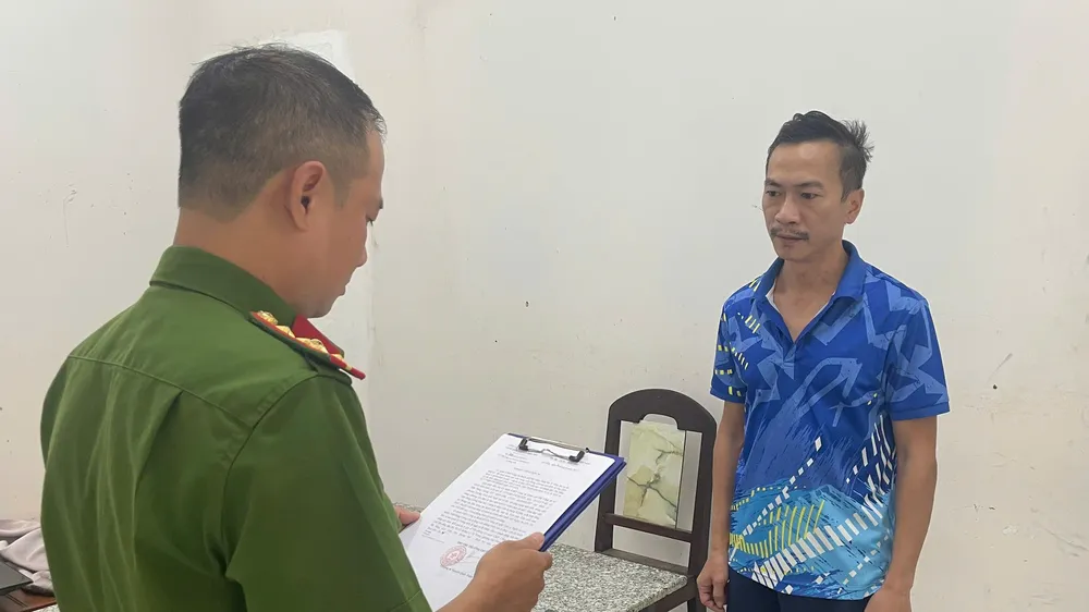 Cơ quan Cảnh sát điều tra Công an TP Đà Nẵng tống đạt các quyết định đối với Trần Hùng Cường. Ảnh: CACC