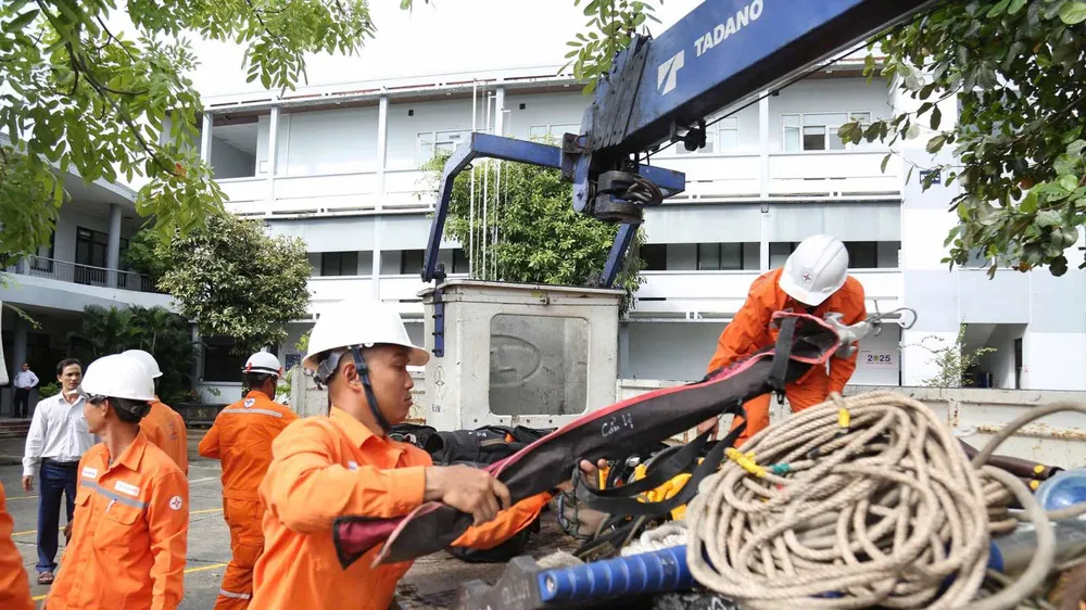 Ngành điện huy động 340 nhân lực khẩn trương khôi phục lưới điện sau bão số 10