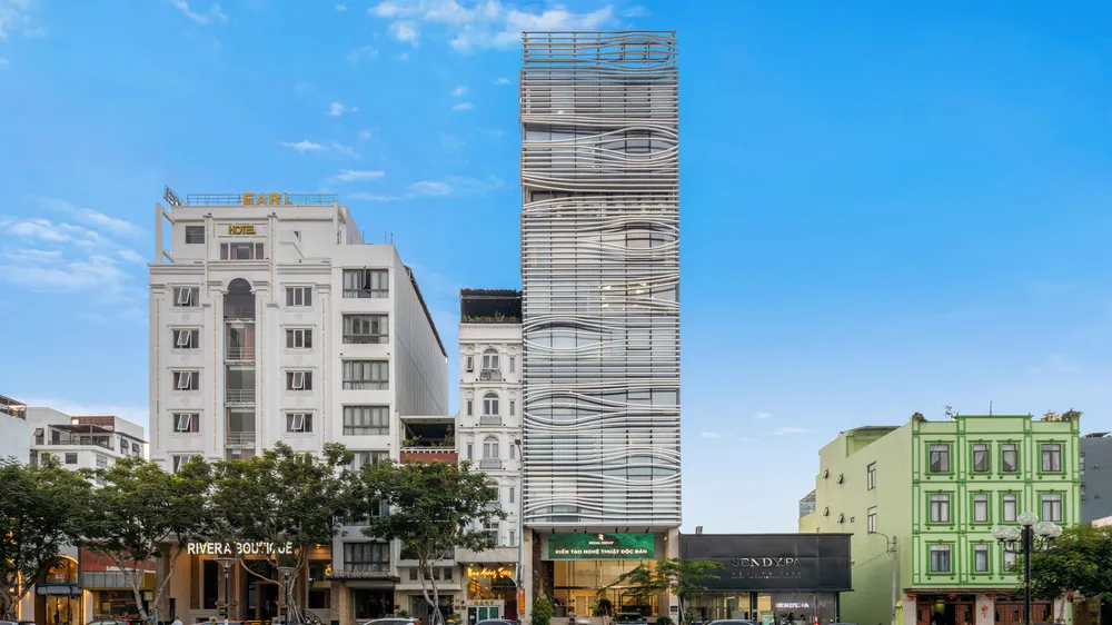 Regal Group có hội sở chính đặt tại 52 - 54 Võ Văn Kiệt, Anh Hải, Đà Nẵng và mạng lưới tự doanh trải khắp Việt Nam