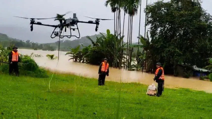 Huy động máy bay không người lái để đưa hàng cứu trợ đến những hộ dân bị cô lập