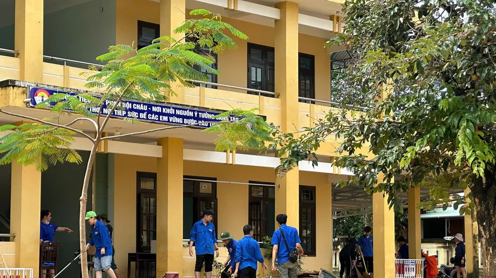 Hơn 1.500 đoàn viên, thanh niên, sinh viên đồng loạt ra quân hỗ trợ người dân khắc phục hậu quả mưa lũ