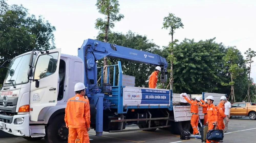 EVNCPC tăng cường thêm 1.000 cán bộ, kỹ sư và công nhân đến Gia Lai, Đắk Lắk để hỗ trợ khôi phục lưới điện sau bão số 13