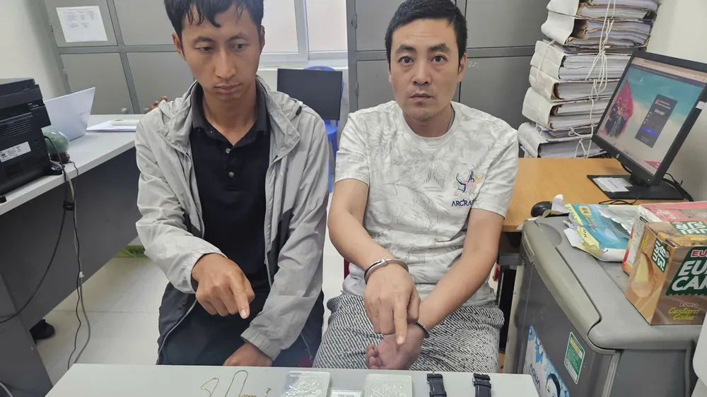 Ling Zingfeng và Yang Jun Yun bị bắt giữ. Ảnh: CACC
