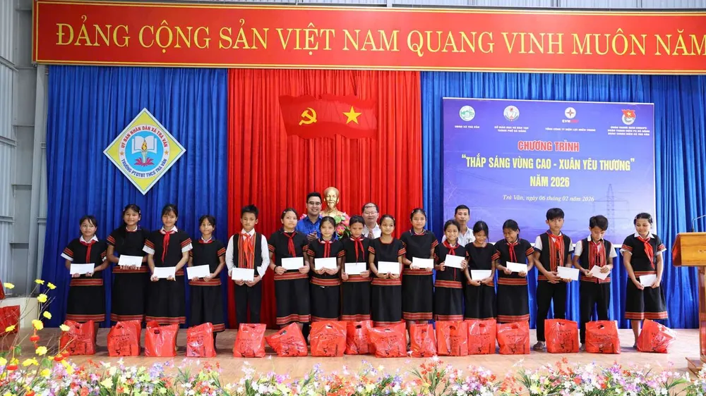 Ban tổ chức trao học bổng cho các em học sinh tại chương trình “Thắp sáng vùng cao - Xuân yêu thương” năm 2026