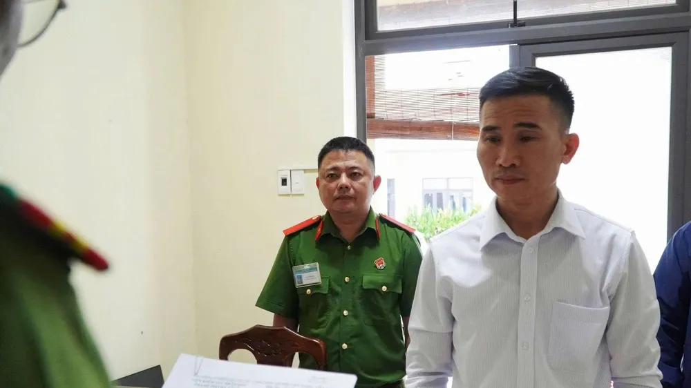 Công an TP Đà Nẵng thực hiện lệnh bắt tạm giam đối với Nguyễn Văn Hoàng. Ảnh: CACC