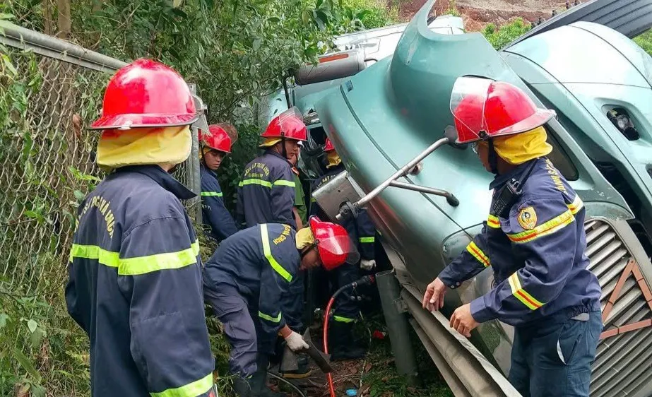 Lực lượng Cảnh sát PCCC-CNCH, Công an TP Đà Nẵng giải cứu tài xế mắc kẹt trong cabin xe đầu kéo