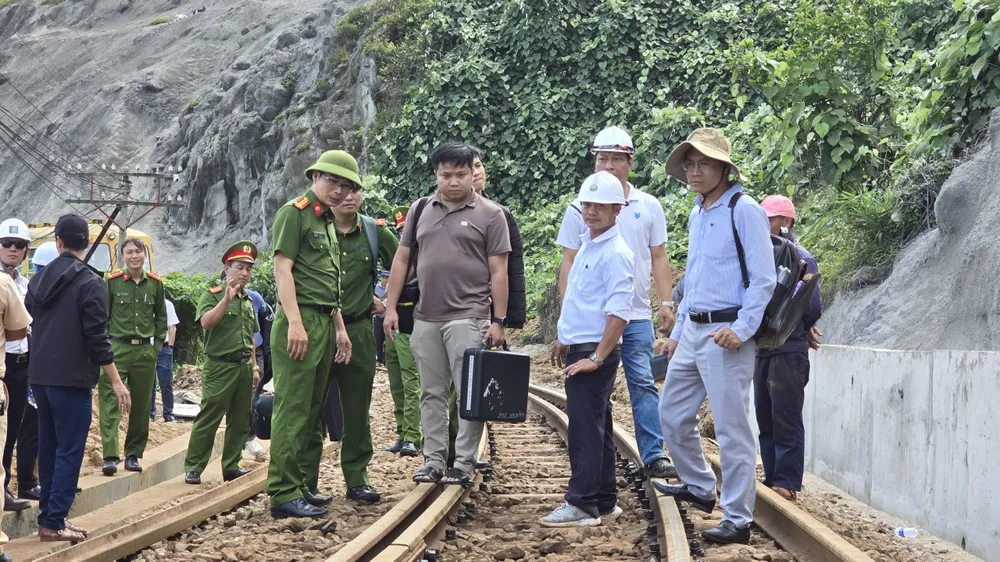 Lực lượng chức năng kiểm tra hiện trường, điều tra nguyên nhân vụ việc