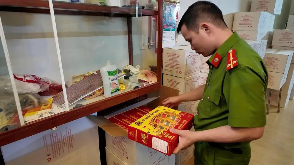 Công an TP Đà Nẵng phát hiện gần 11.000 hũ nước yến giả. Ảnh: CACC