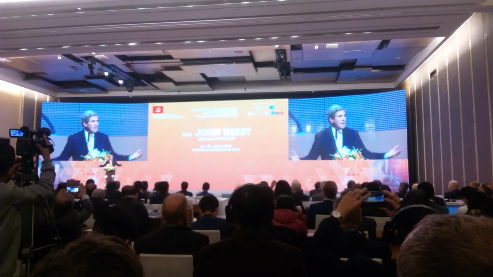 Cựu Ngoại trưởng John Kerry: Sử dụng nhiên liệu hóa thạch “đang đặt sinh mạng chúng ta trong rủi ro”