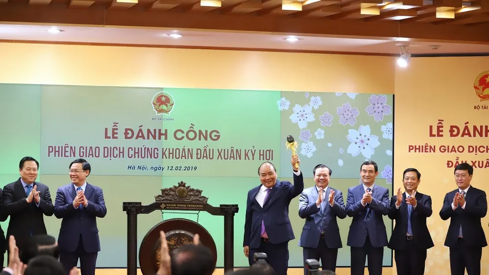 Thủ tướng Nguyễn Xuân Phúc đánh cồng khai trương phiên giao dịch