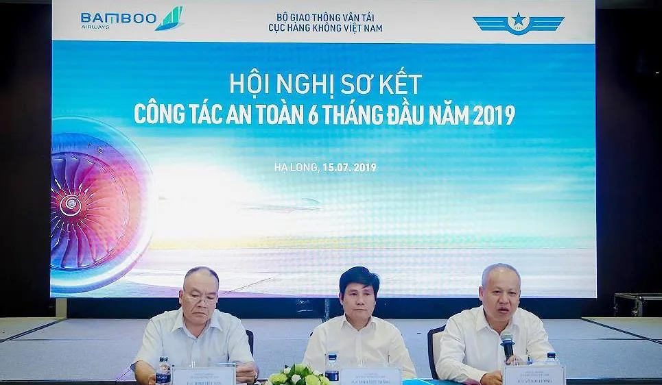 Ông Đinh Việt Thắng, Cục trưởng Cục HKVN (giữa) chủ trì hội nghị