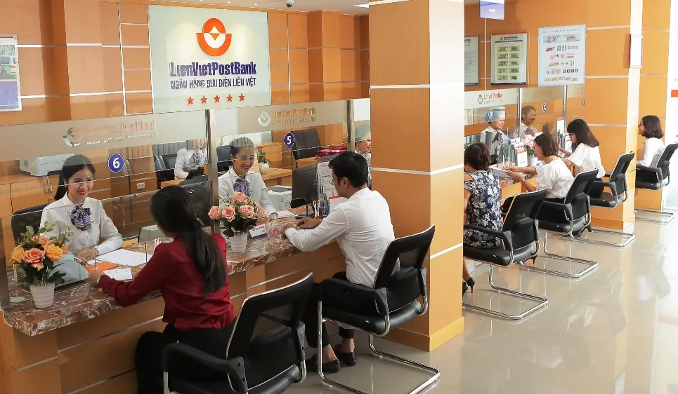 Khách hàng giao dịch tại LienVietPostBank