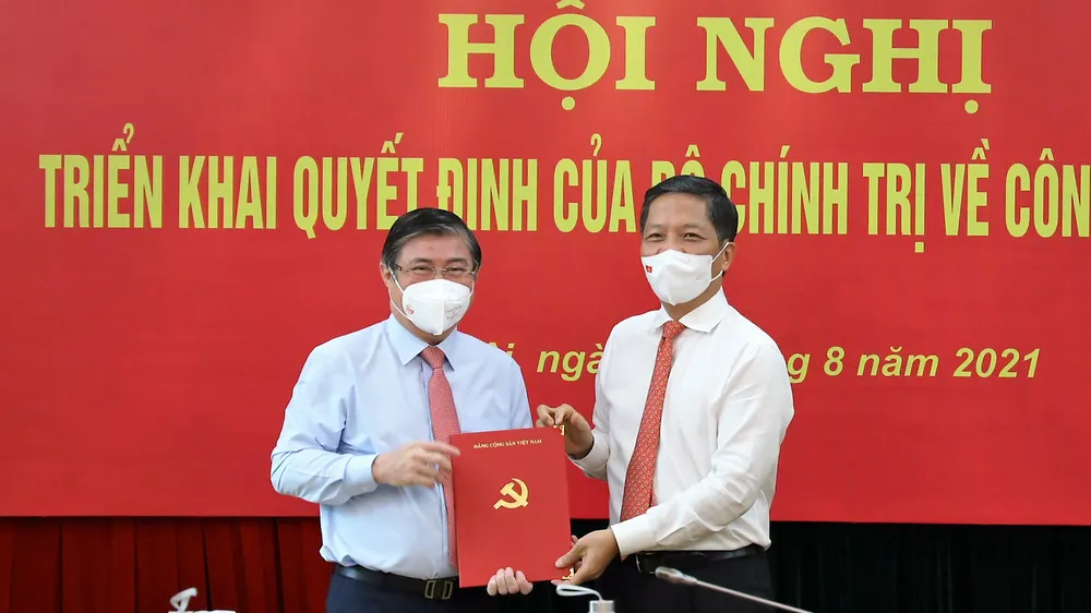 Trao quyết định Phó Trưởng Ban Kinh tế Trung ương cho đồng chí Nguyễn Thành Phong