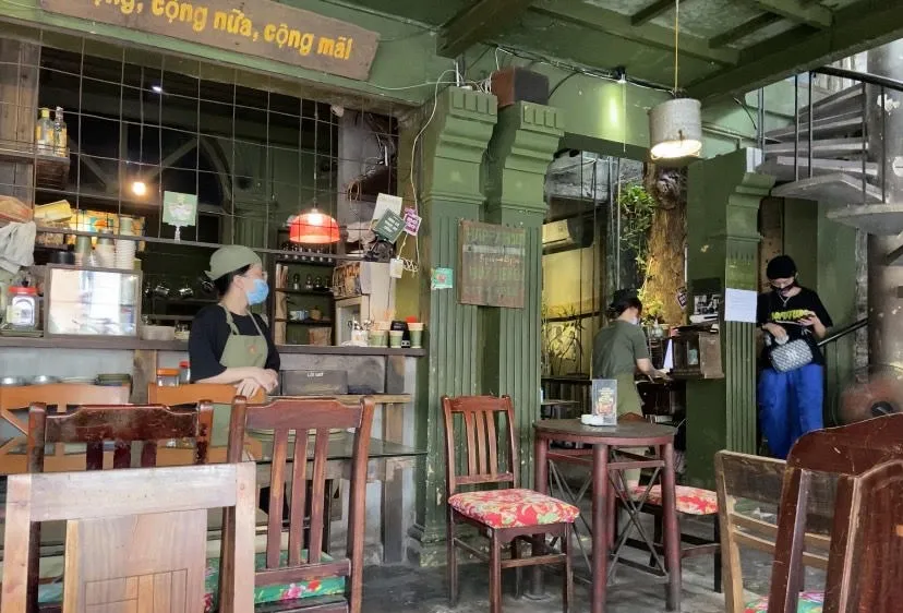 Hà Nội: Hàng, quán tìm cách thích ứng với dịch Covid-19