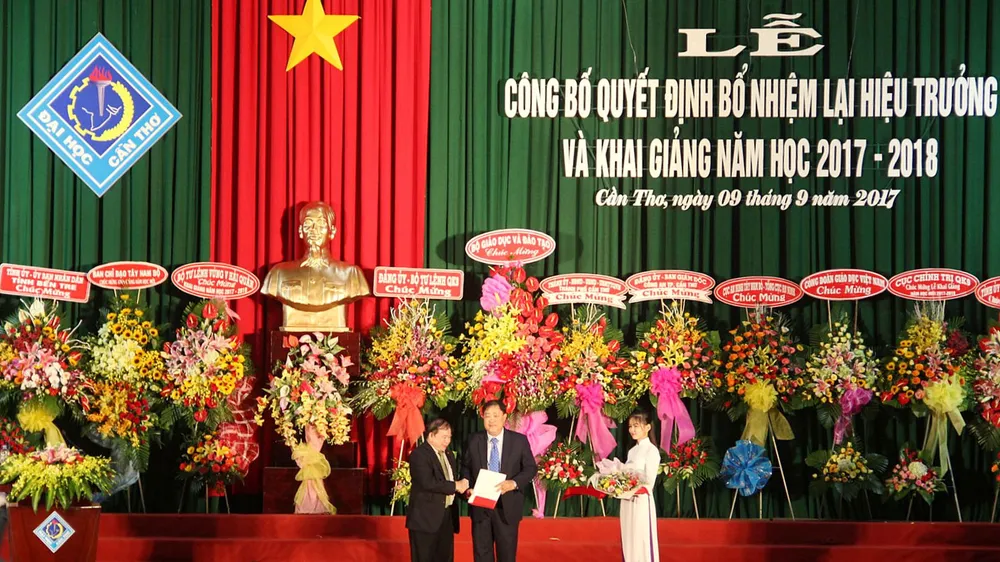 Thừa ủy quyền Bộ trưởng, Thứ trưởng Bộ GD-ĐT Bùi Văn Ga trao quyết định cho PGS.TS Hà Thanh Toàn. Ảnh: CAO PHONG