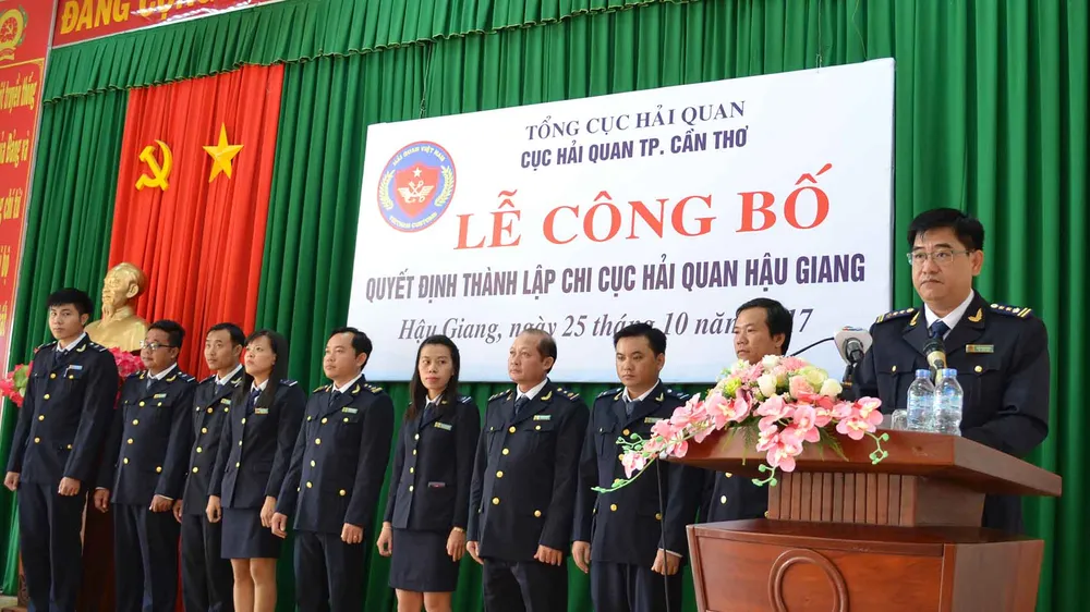 Cán bộ, nhân viên Chi cục Hải quan Hậu Giang tại lễ thành lập. Ảnh: CAO PHONG