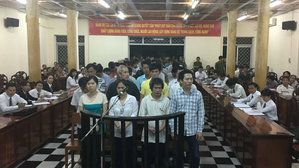 Các bị cáo tại phin tòa. Ảnh: NHƯ NGUYỄN