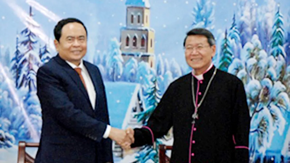 Chủ tịch Ủy ban Trung ương MTTQ Việt Nam Trần Thanh Mẫn chúc mừng Giáng sinh Tổng thư ký Hội đồng Giám mục Việt Nam Nguyễn Văn Khảm. Ảnh: KIẾN VĂN