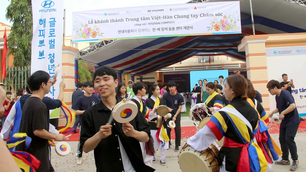 Tình nguyện viên Hàn Quốc biểu diễn nghệ thuật truyền thống tại lễ khánh thành. Ảnh: HIỀN TRANG