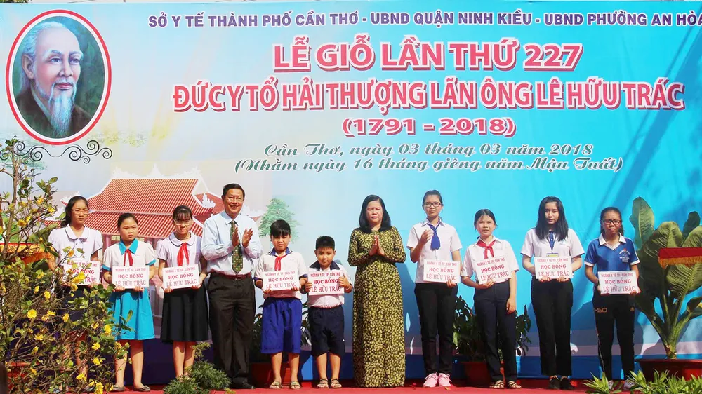 Lãnh đạo TP Cần Thơ trao học bổng Lê Hữu Trác cho các em học sinh. Ảnh: HIỀN TRANG